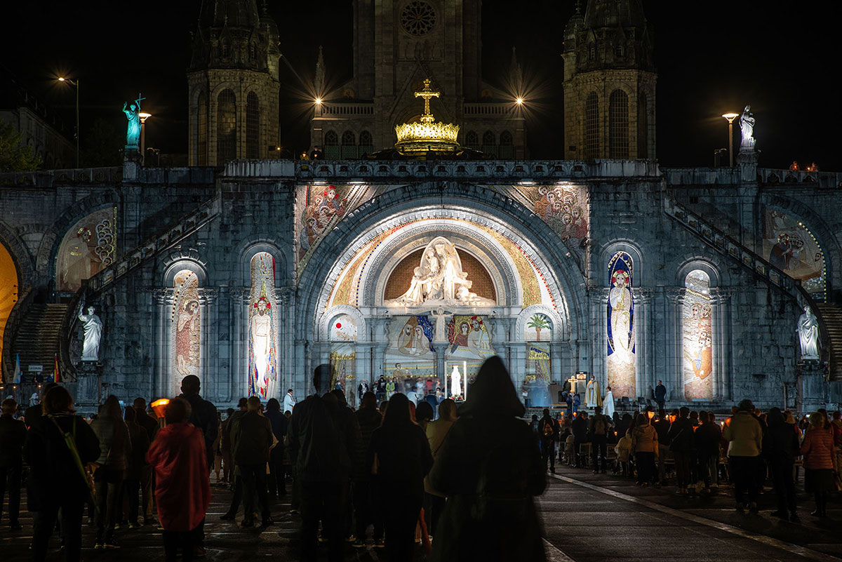 New Anolis Lighting Installation Uplifts Rosary Basilica Façade in ...